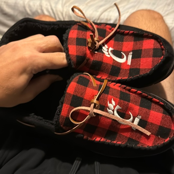 UC slippers barely used. - Picture 1 of 3